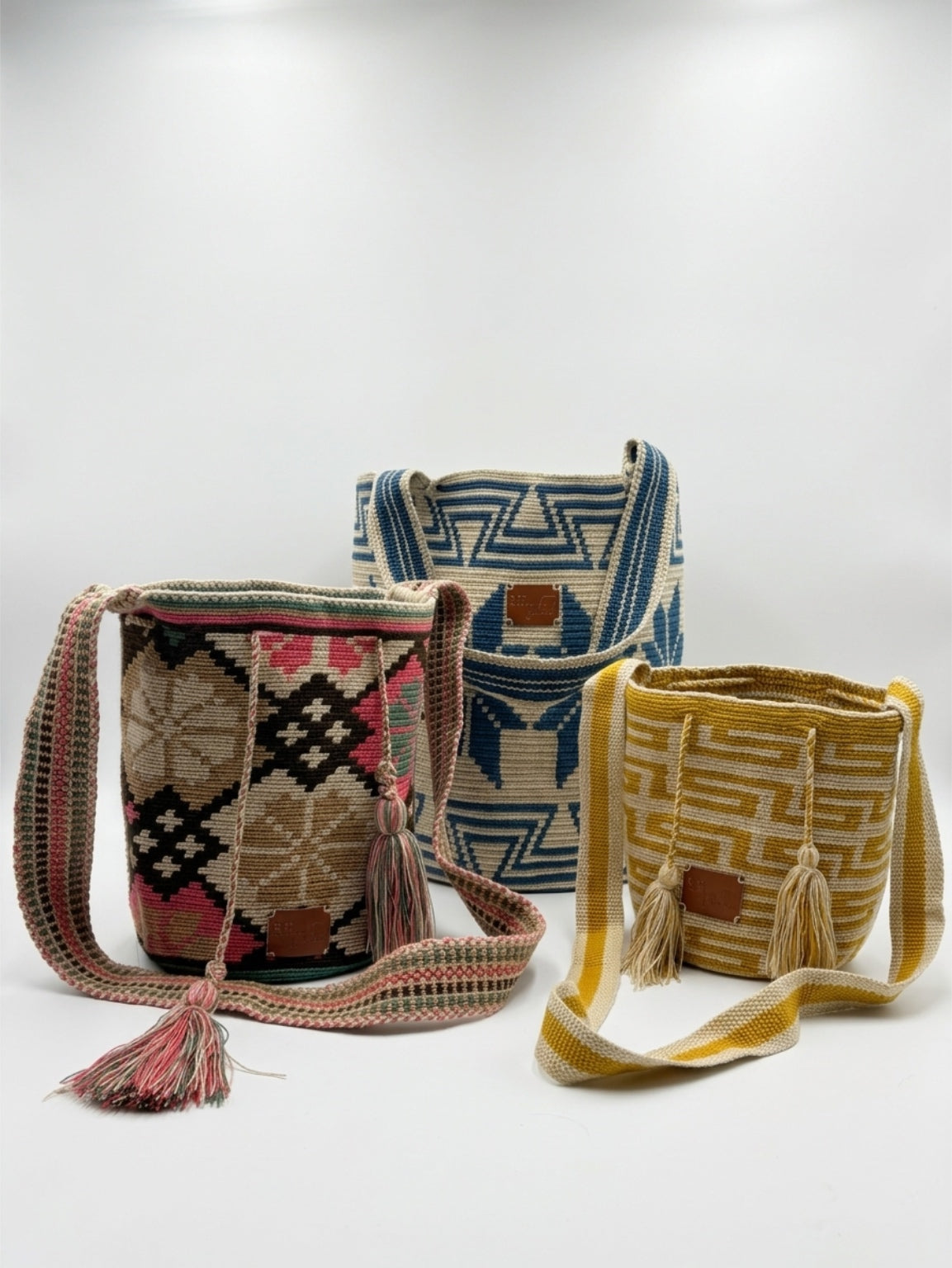 #21 Wayuu Geometric Mochilón Large Bucket Bag – Handwoven Navy Blue & Beige Tote