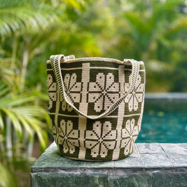 Green Mairu Wayuu Mochila (Mochilón) – Handwoven Floral Bag from Colombia