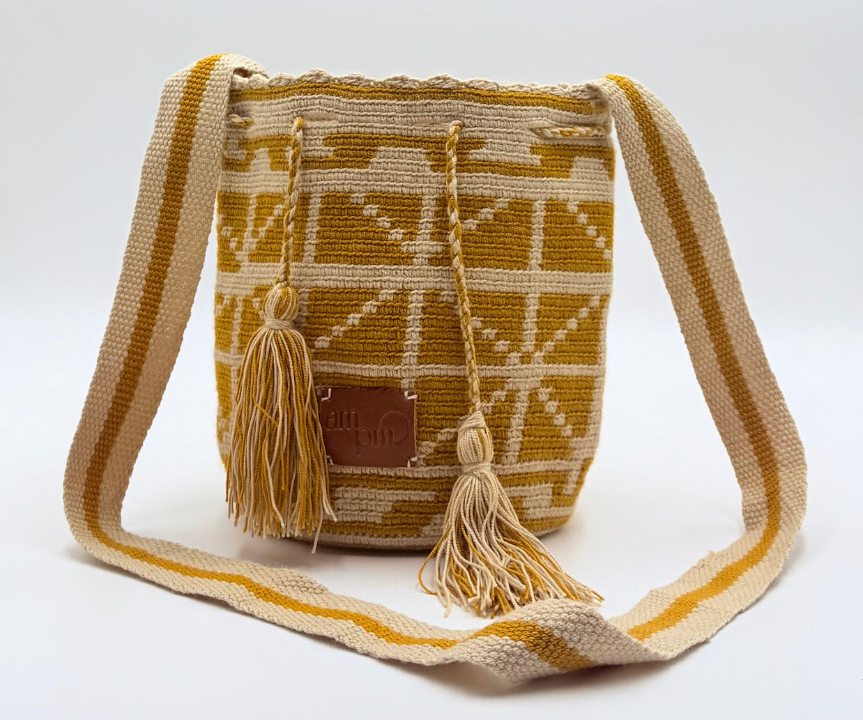 Wayuu Mostaza Geometric Mochila Small Crossbody – Handwoven Mustard & Beige