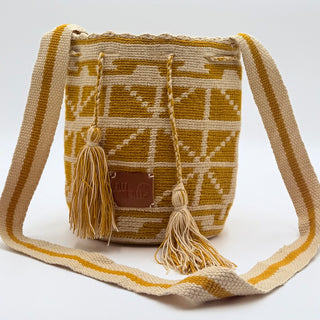 Wayuu Mostaza Geometric Mochila Small Crossbody – Handwoven Mustard & Beige
