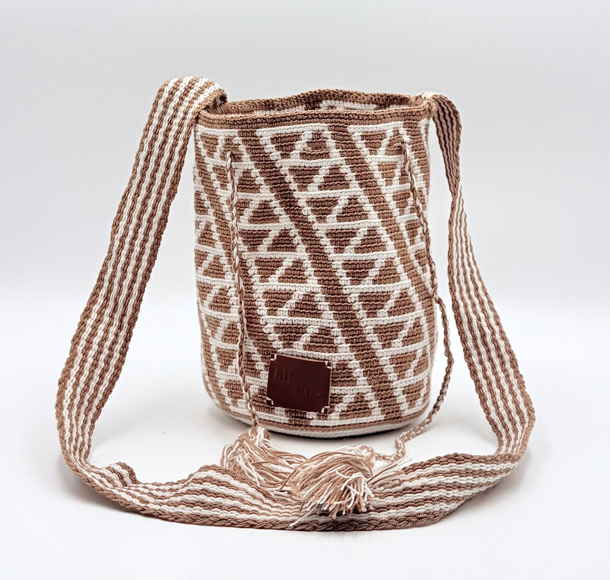 Wayuu Taupe Geometric Mochila Small Crossbody – Handwoven Beige & Taupe