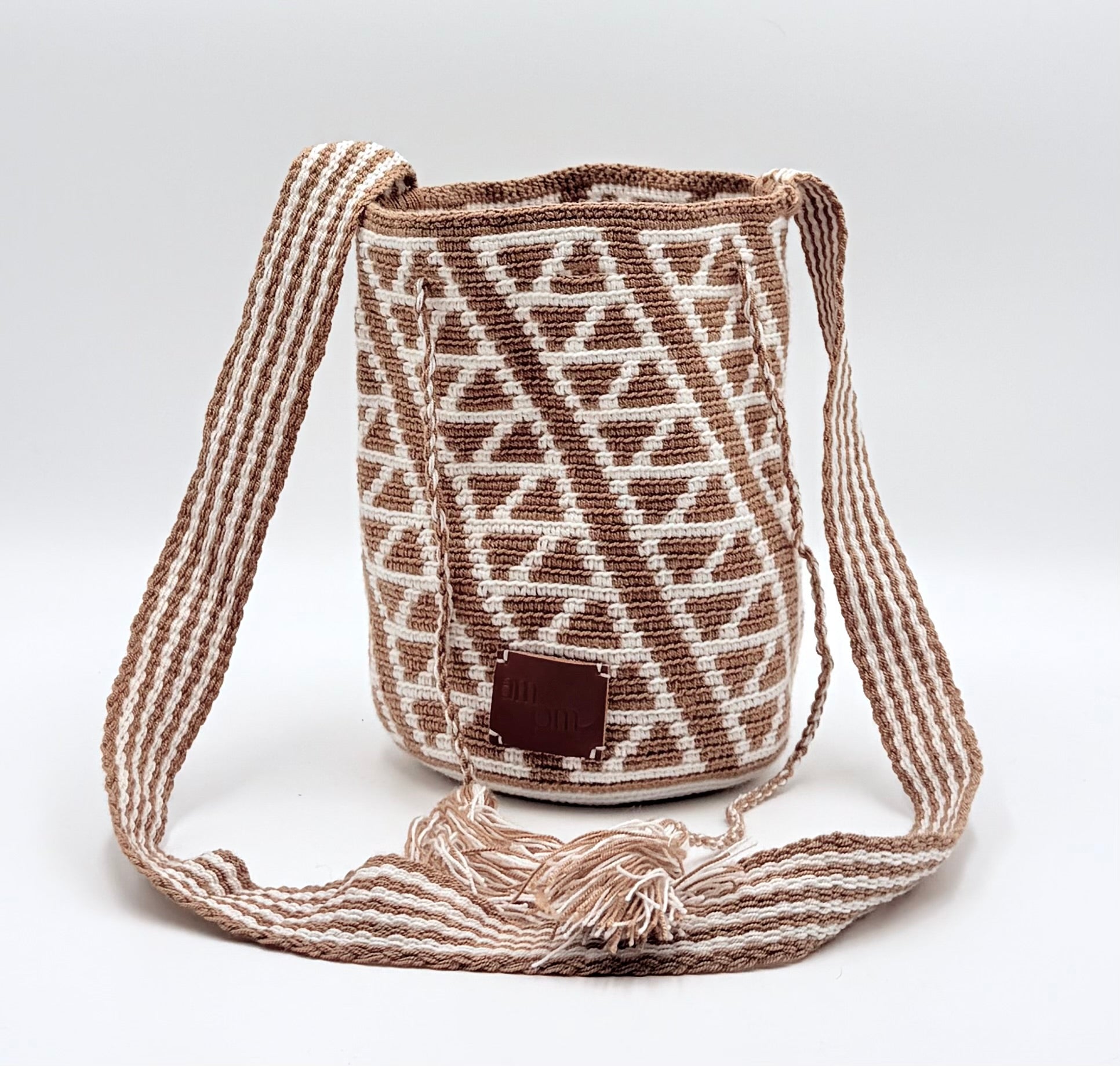 Wayuu Taupe Geometric Mochila Small Crossbody – Handwoven Beige & Taupe