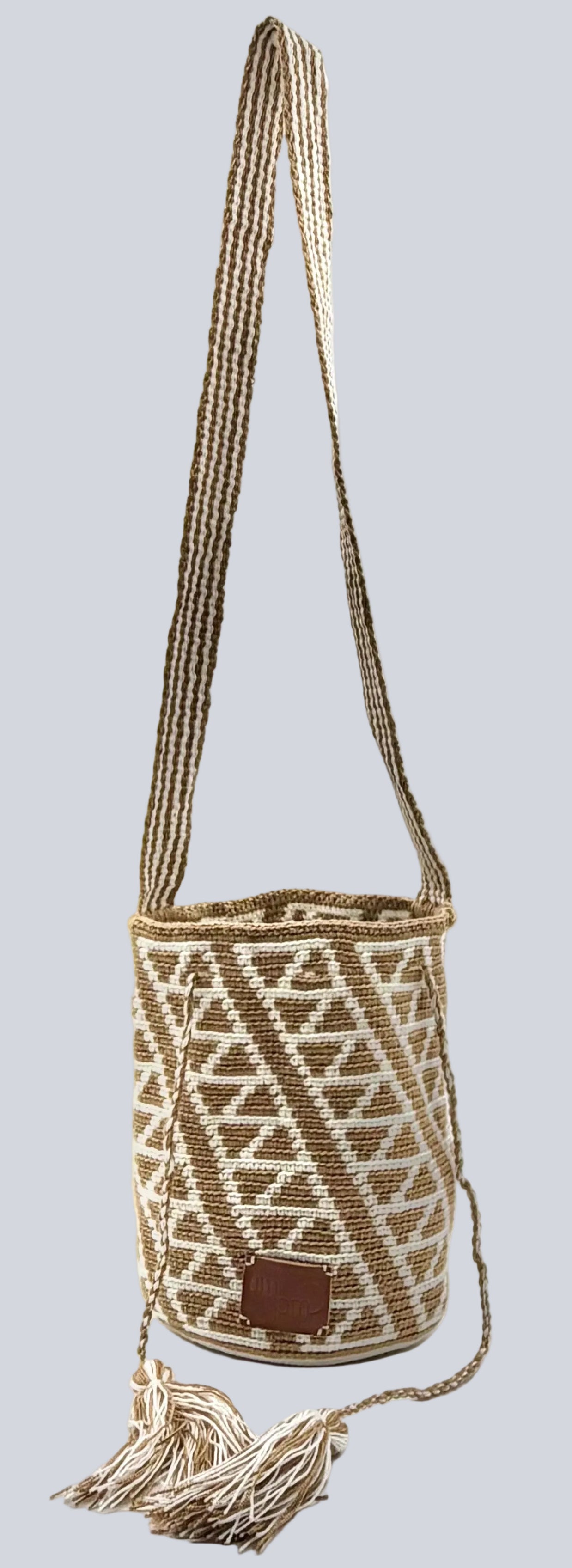 Wayuu Taupe Geometric Mochila Small Crossbody – Handwoven Beige & Taupe