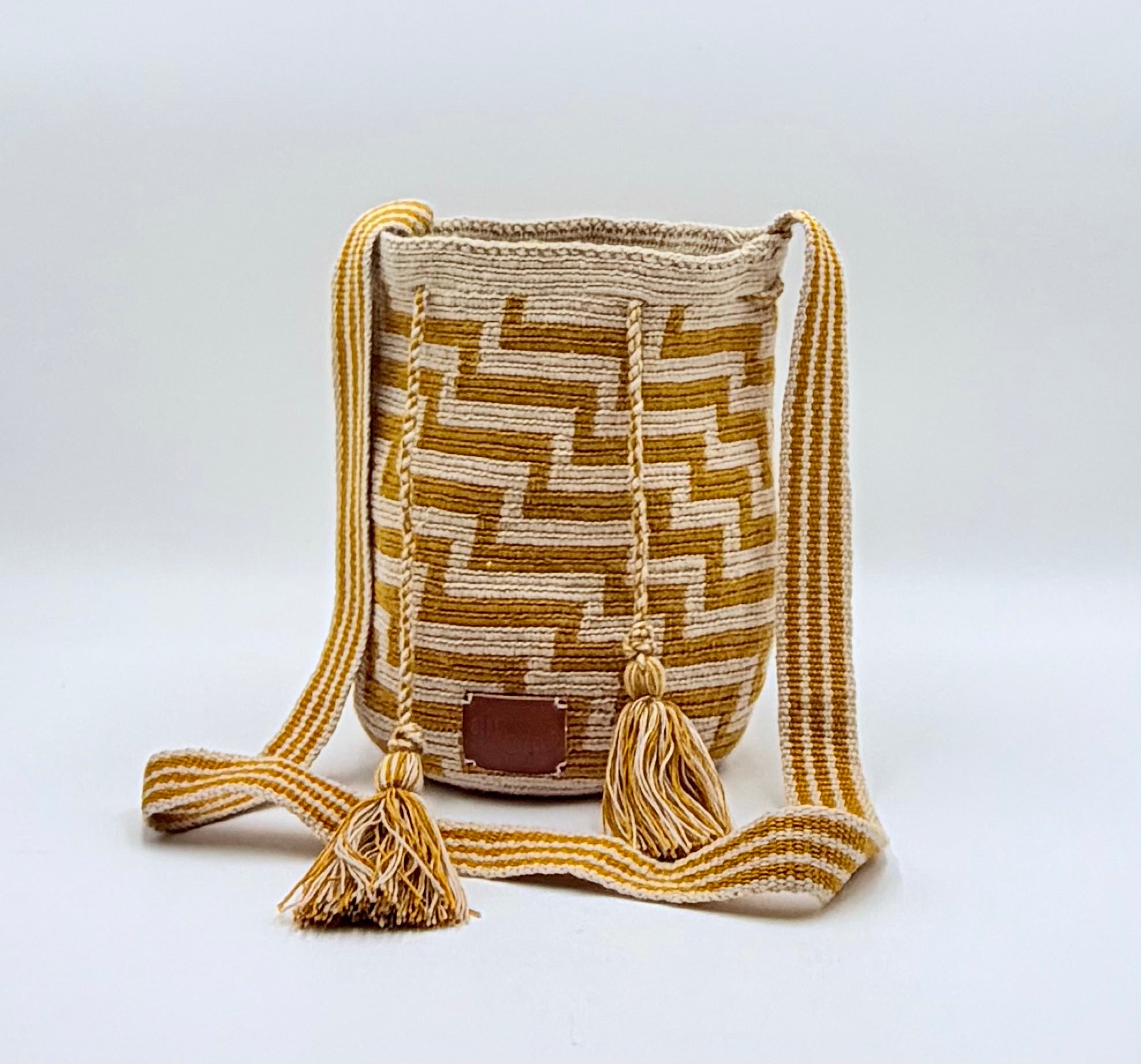 Wayuu Mustard Geometric Mochila Small Crossbody – Handwoven Mustard & Beige Zig-Zag