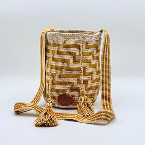 Wayuu Mustard Geometric Mochila Small Crossbody – Handwoven Mustard & Beige Zig-Zag