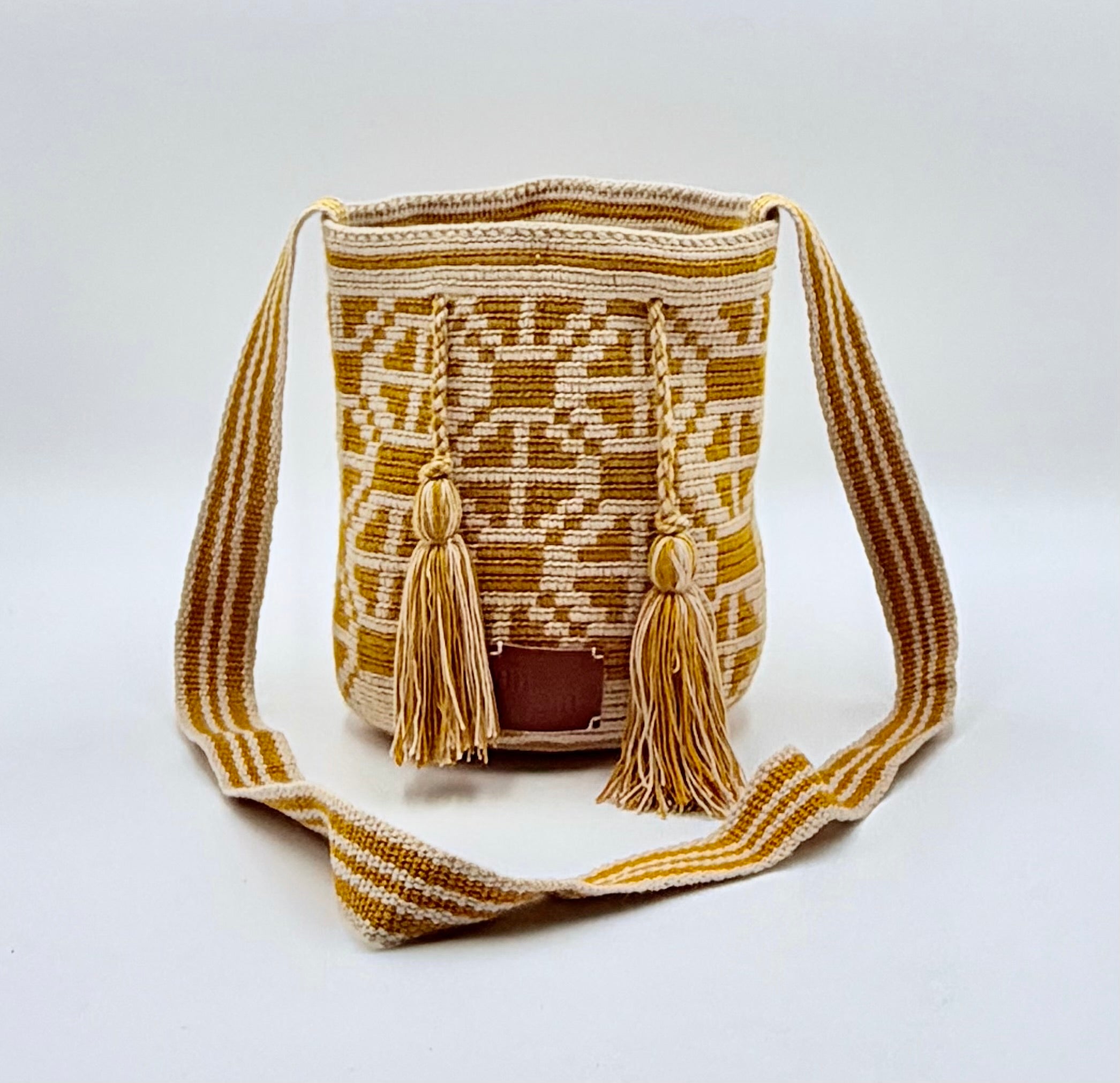 Wayuu Mostaza Geometric Mochila Small Crossbody – Handwoven Mustard & Beige Stripe