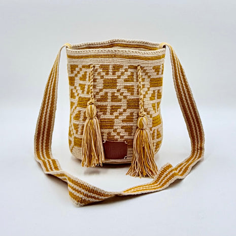 Wayuu Mostaza Geometric Mochila Small Crossbody – Handwoven Mustard & Beige Stripe
