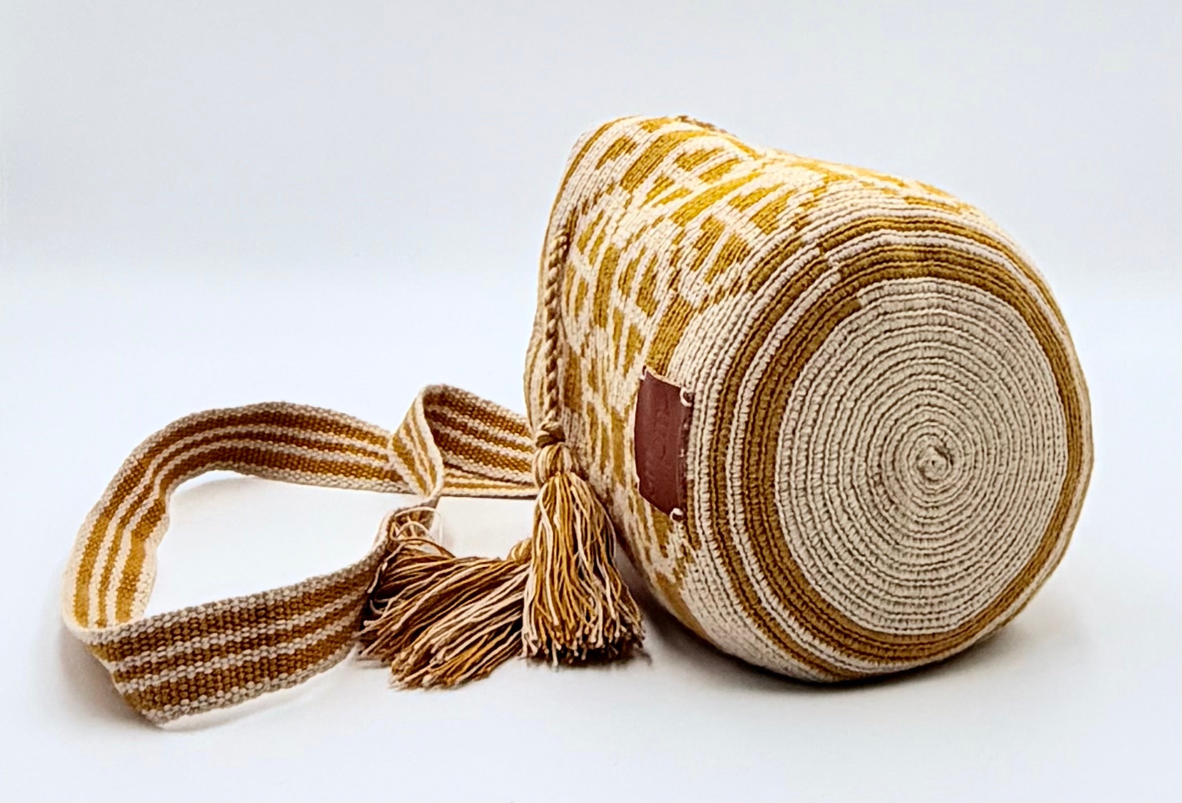 Wayuu Mostaza Geometric Mochila Small Crossbody – Handwoven Mustard & Beige Stripe