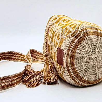 Wayuu Mostaza Geometric Mochila Small Crossbody – Handwoven Mustard & Beige Stripe