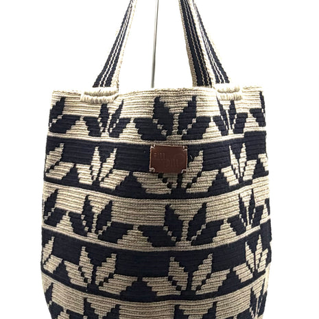 Wayuu Geometric Mochilón Large Bucket Bag – Handwoven Black & Beige Tote