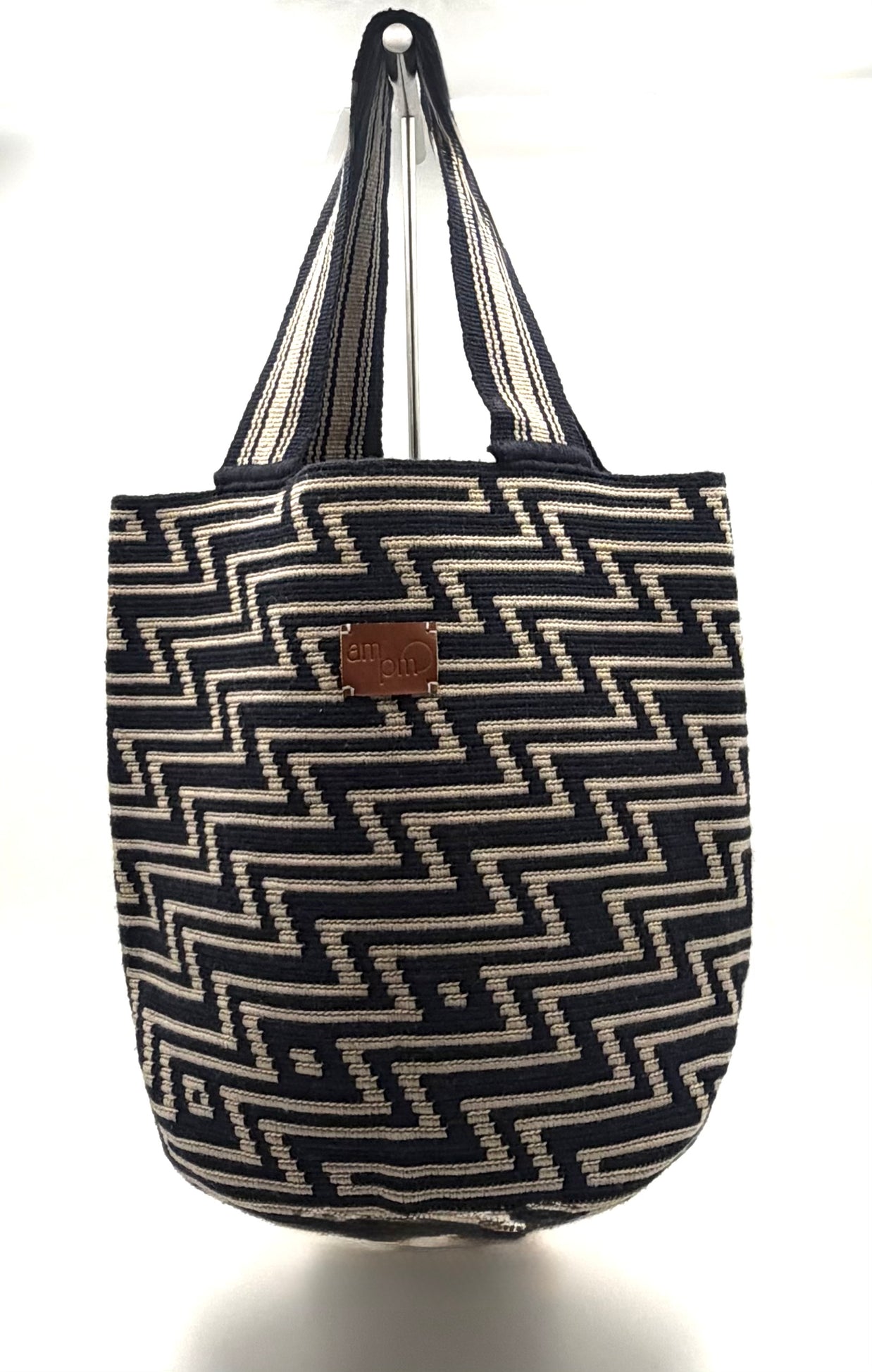 #22 Wayuu Geometric Mochilón Large Bucket Bag – Handwoven Classic Black & Beige