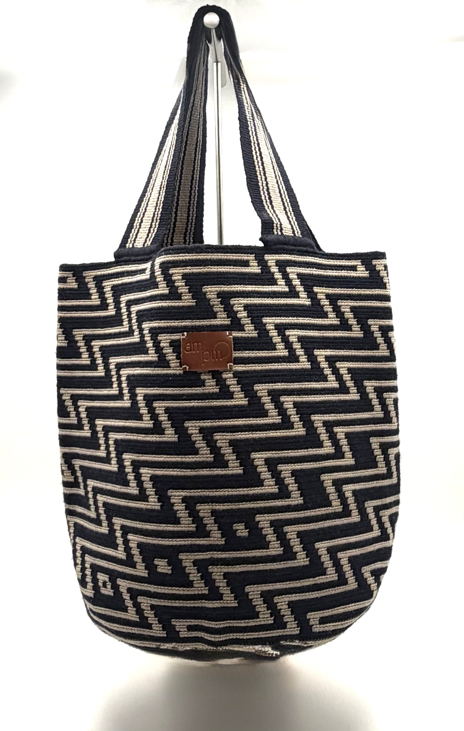 #22 Wayuu Geometric Mochilón Large Bucket Bag – Handwoven Classic Black & Beige