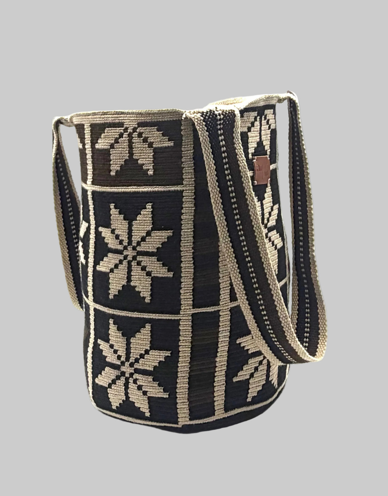 #23 Nerfi Wayuu Geometric Mochilón Large Bucket Bag – Muted Earth Tones