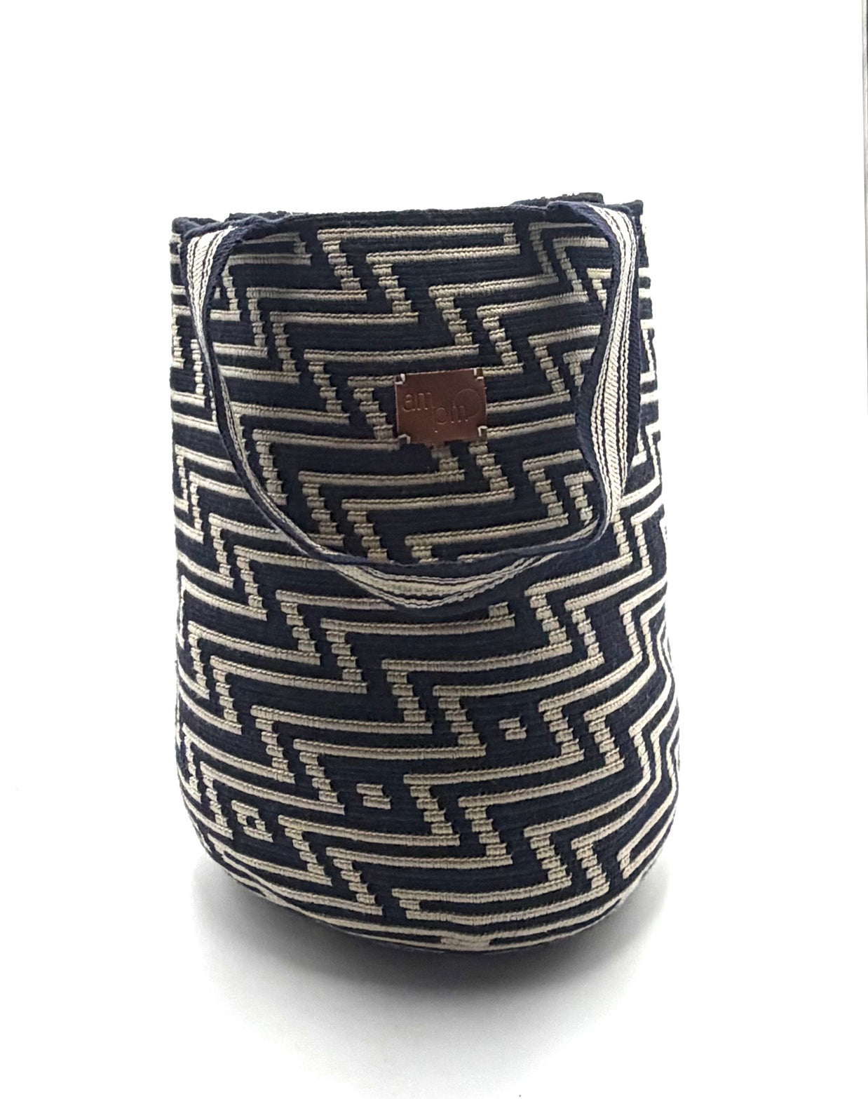 #22 Wayuu Geometric Mochilón Large Bucket Bag – Handwoven Classic Black & Beige