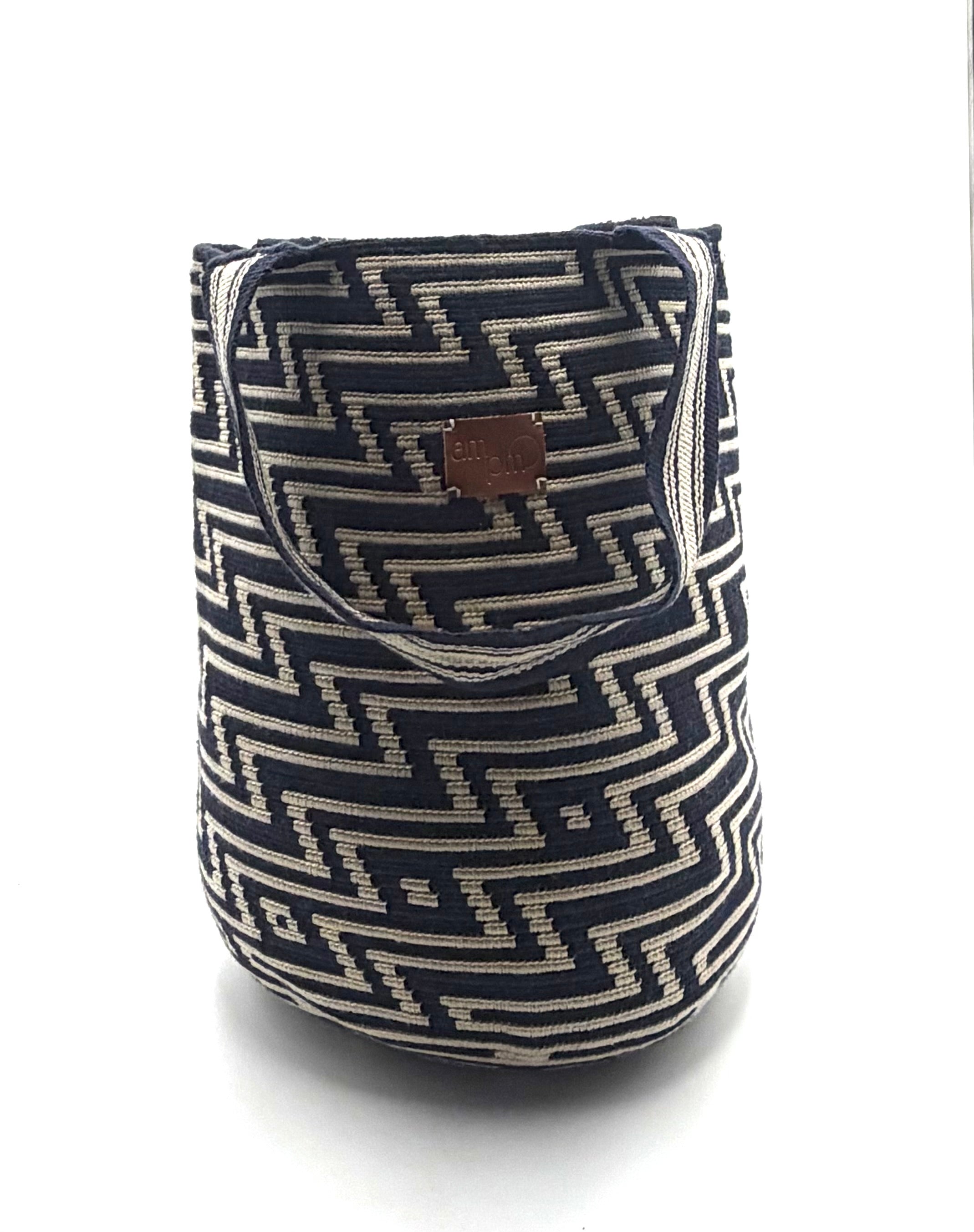 #22 Wayuu Geometric Mochilón Large Bucket Bag – Handwoven Classic Black & Beige