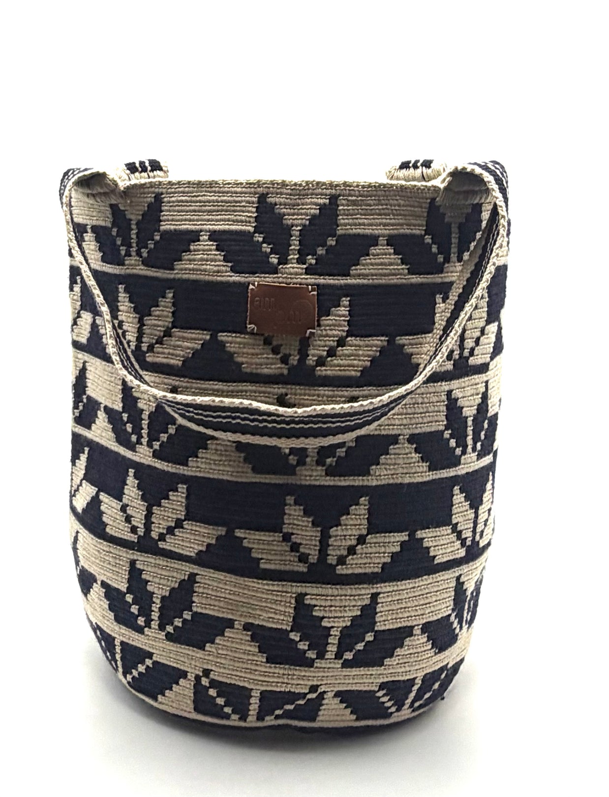 #20 Wayuu Geometric Mochilón Large Bucket Bag – Handwoven Black & Beige Tote