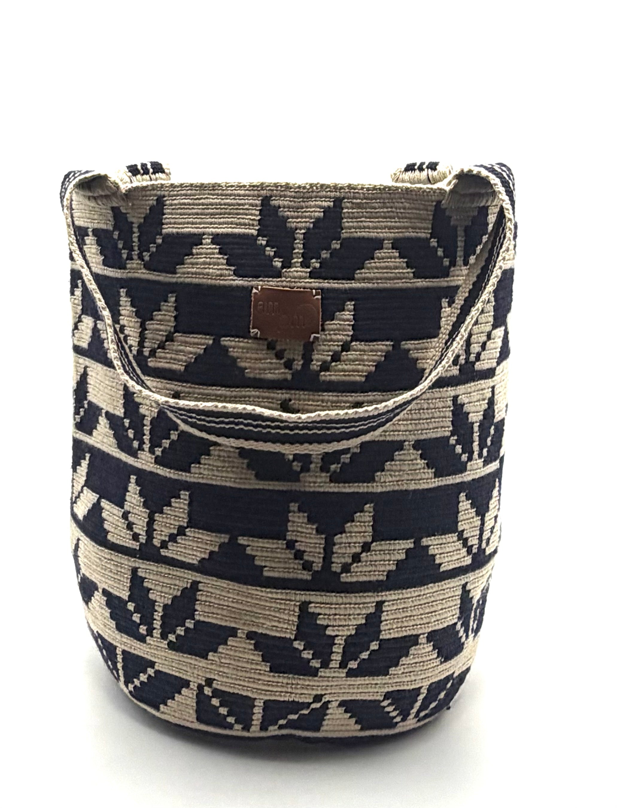 #20 Wayuu Geometric Mochilón Large Bucket Bag – Handwoven Black & Beige Tote