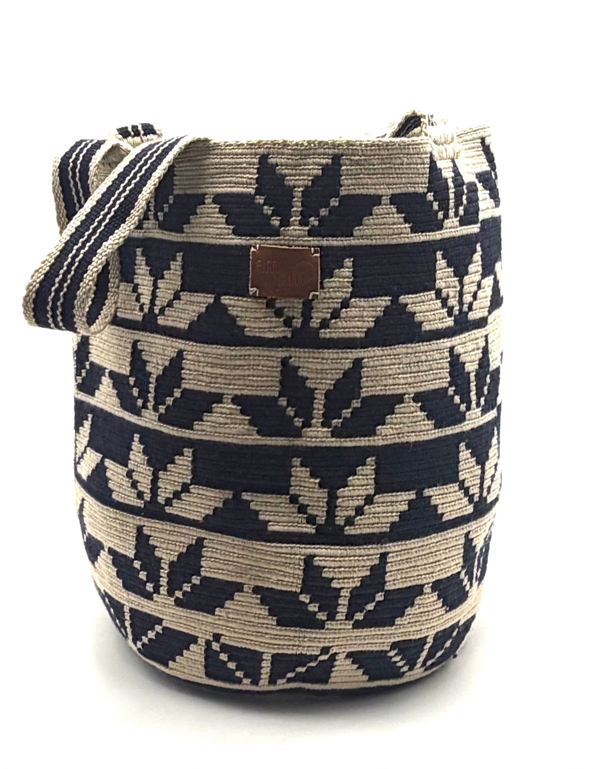 #20 Wayuu Geometric Mochilón Large Bucket Bag – Handwoven Black & Beige Tote