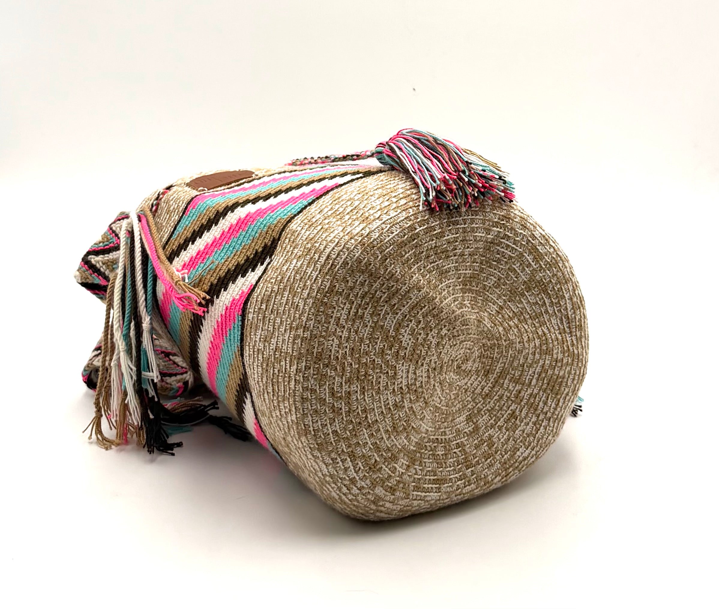 Wayuu Geometric Mochila Medium Shoulder Bag – Handwoven Vibrant Fuchsia & Black