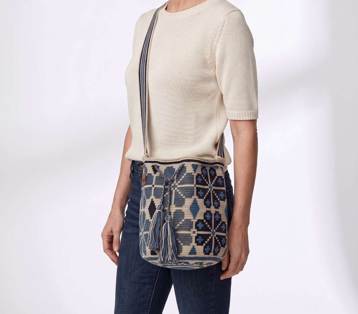 Wayuu Geometric Mochila Medium Shoulder Bag – Handwoven Slate Blue, Gray & Beige