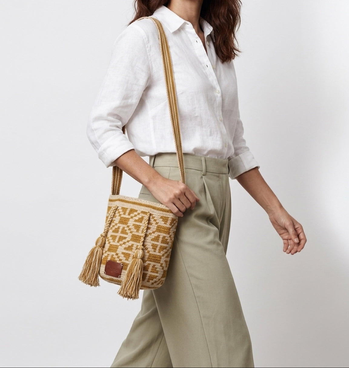 Wayuu Mostaza Geometric Mochila Small Crossbody – Handwoven Mustard & Beige Stripe