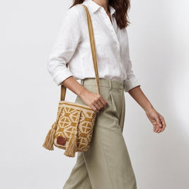 Wayuu Mostaza Geometric Mochila Small Crossbody – Handwoven Mustard & Beige Stripe