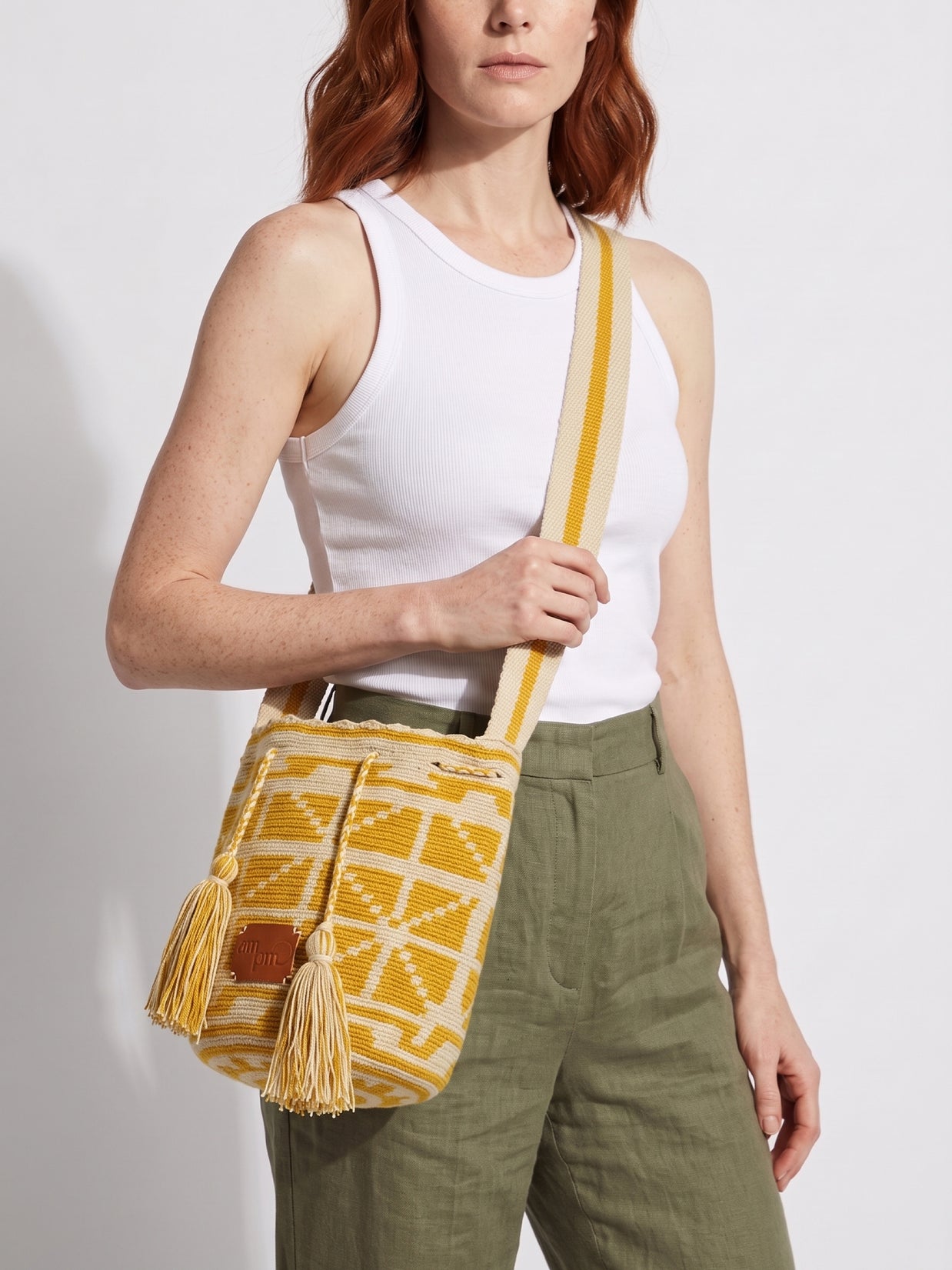 Wayuu Mostaza Geometric Mochila Small Crossbody – Handwoven Mustard & Beige