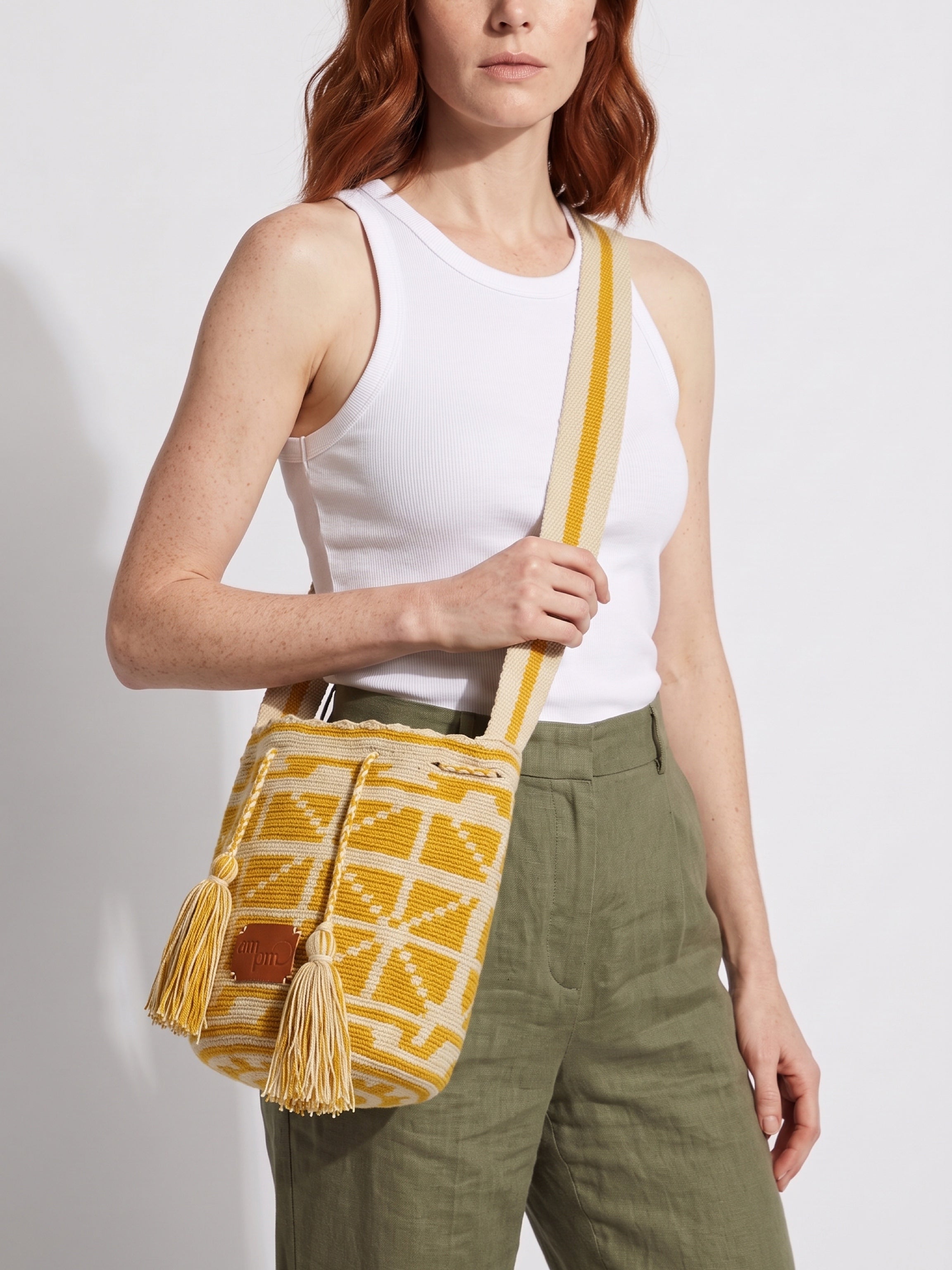 Wayuu Mostaza Geometric Mochila Small Crossbody – Handwoven Mustard & Beige