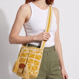 Wayuu Mostaza Geometric Mochila Small Crossbody – Handwoven Mustard & Beige
