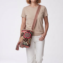 Wayuu Geometric Mochila Medium Shoulder Bag – Handwoven Coral, Brown, Green & Beige