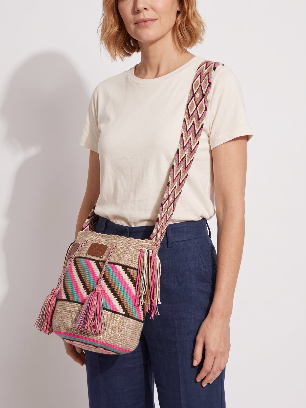 Wayuu Geometric Mochila Medium Shoulder Bag – Handwoven Vibrant Fuchsia & Black