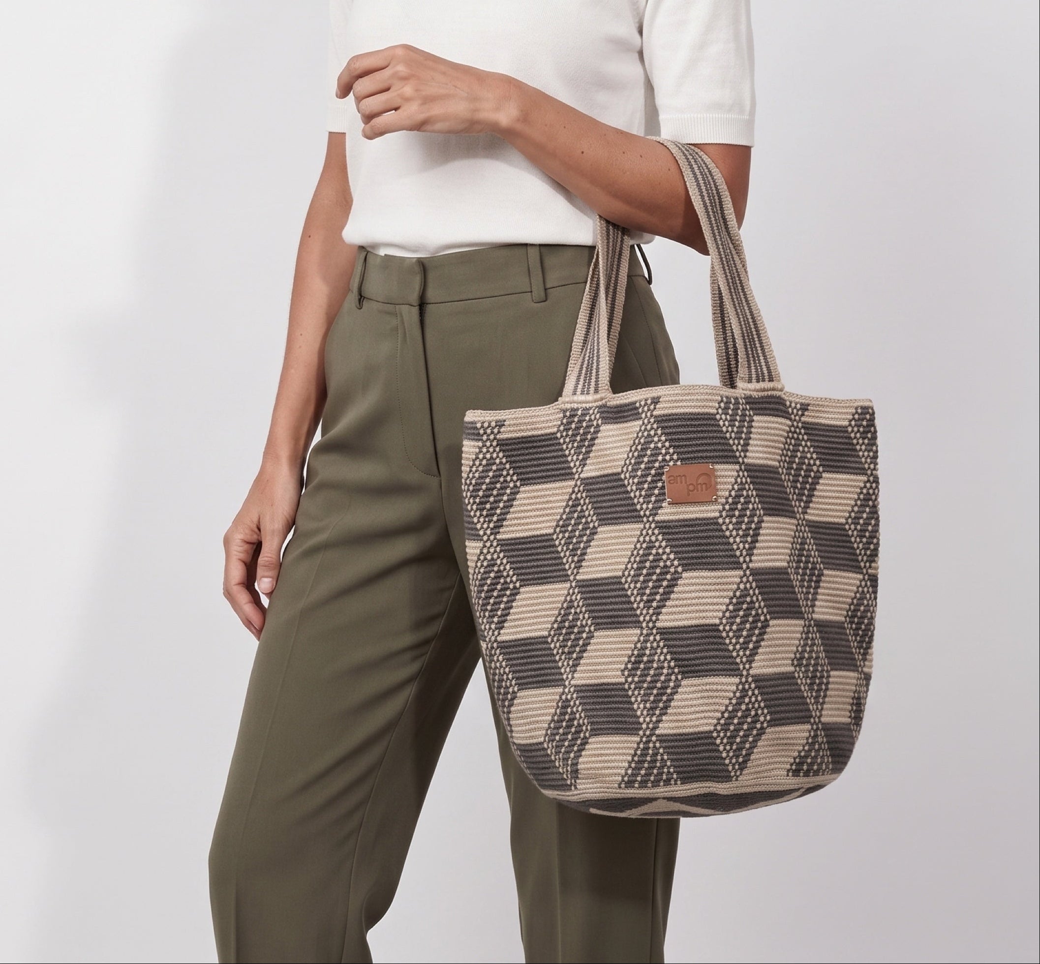 Wayuu Geometric Mochilón Large Bucket Bag – Handwoven Gray & Beige Tote