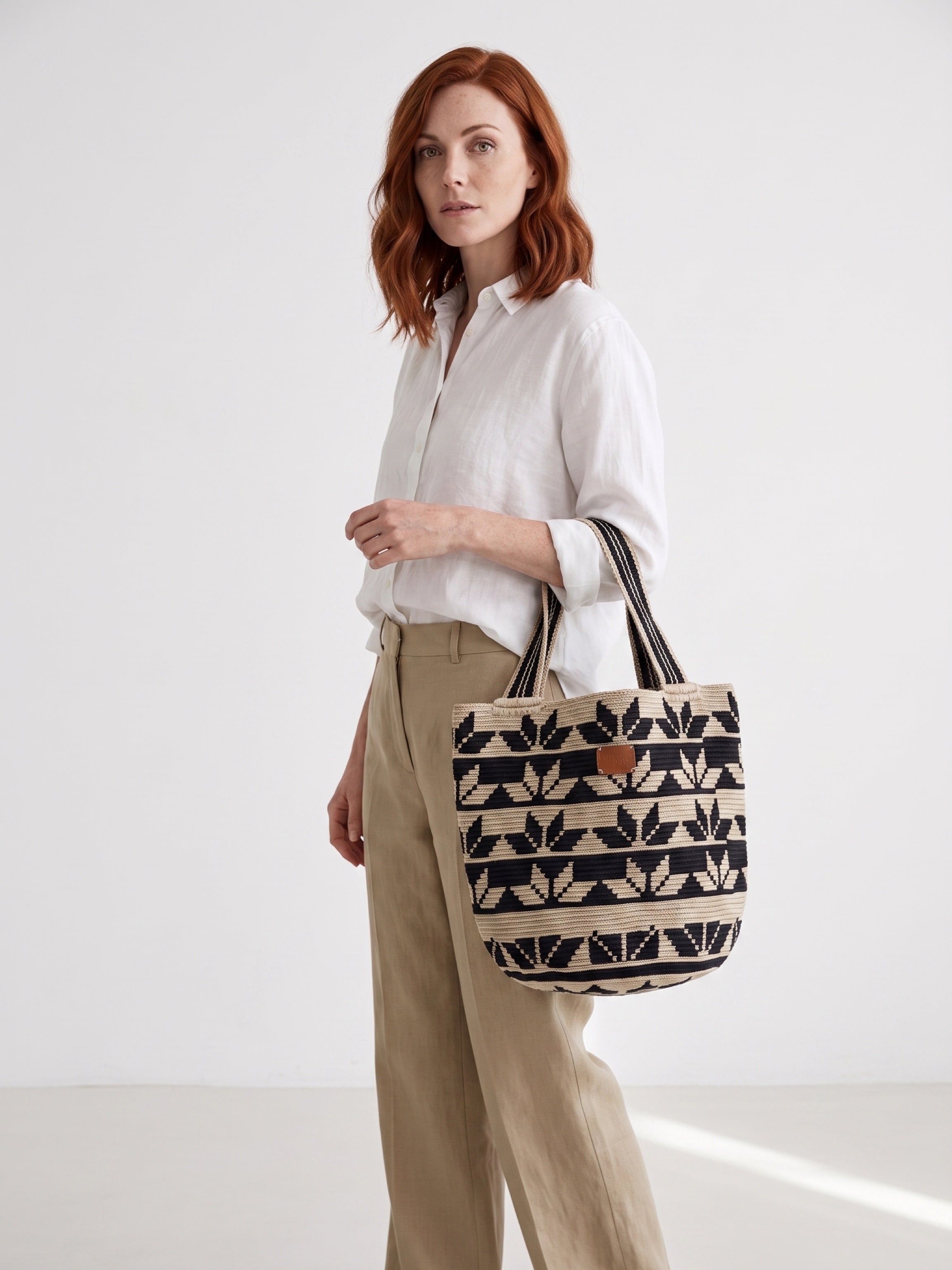 Wayuu Geometric Mochilón Large Bucket Bag – Handwoven Black & Beige Tote