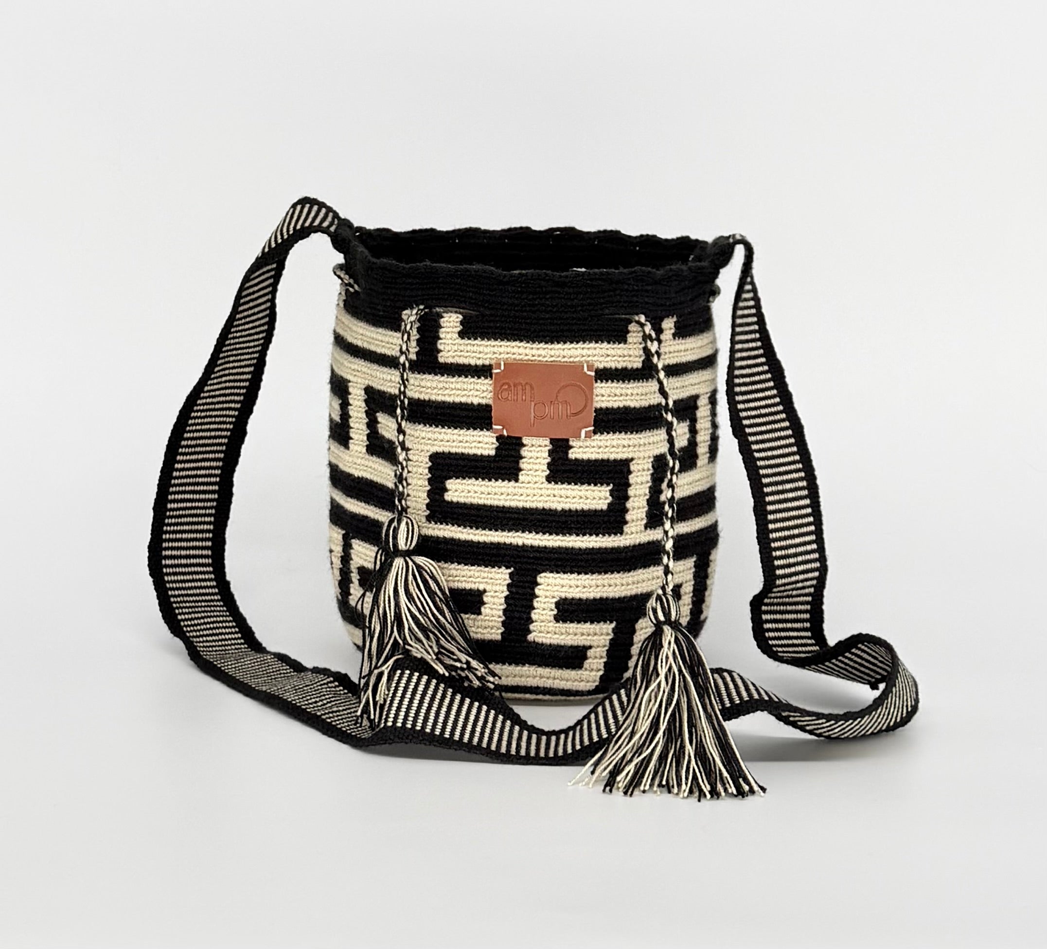 Small Handwoven Wayuu Mochila Bag – Onyx Key Motif