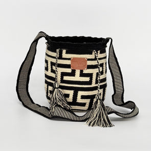 Small Handwoven Wayuu Mochila Bag – Onyx Key Motif