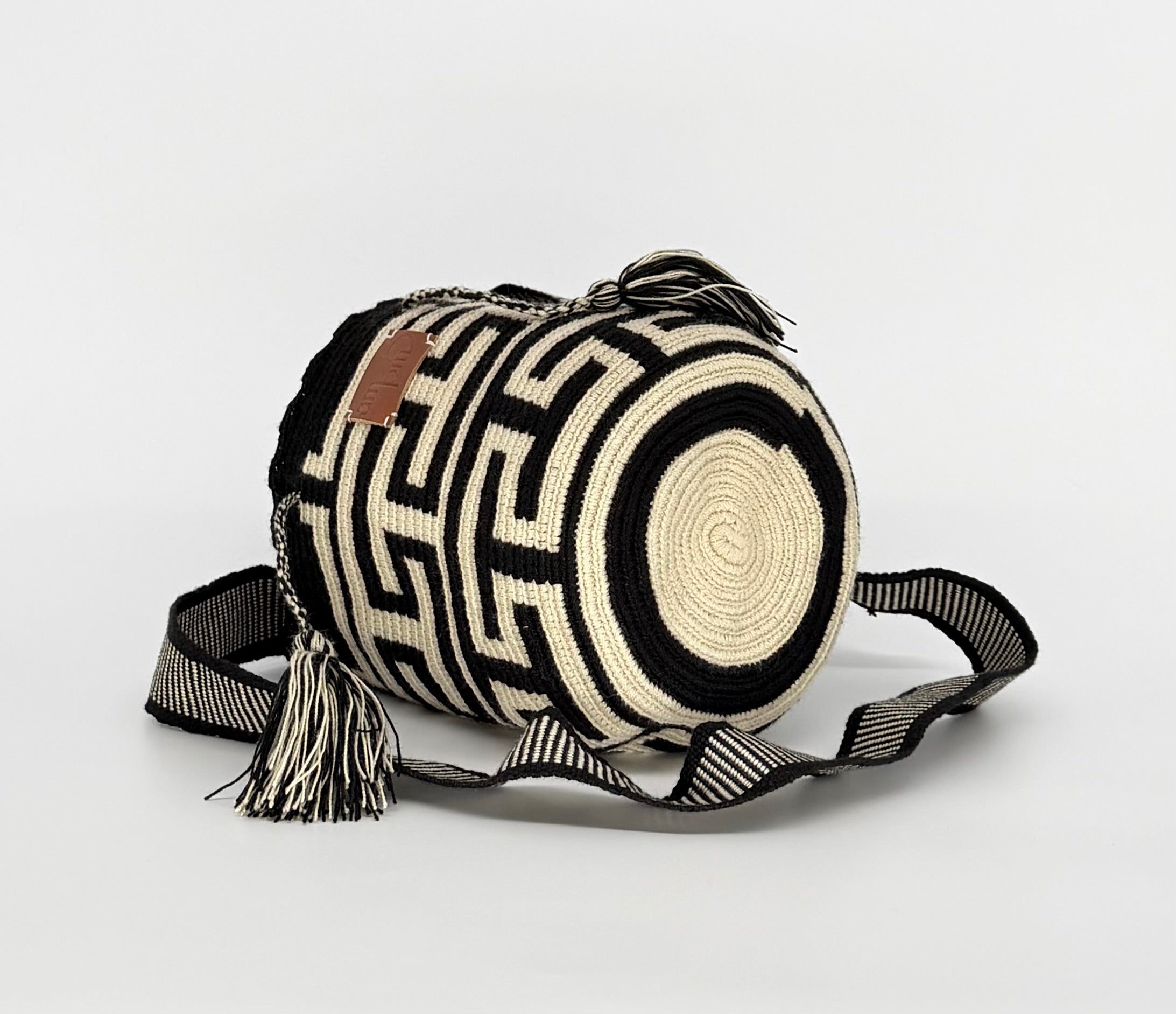 Small Handwoven Wayuu Mochila Bag – Onyx Key Motif