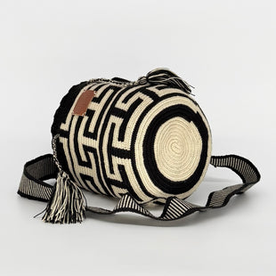 Small Handwoven Wayuu Mochila Bag – Onyx Key Motif