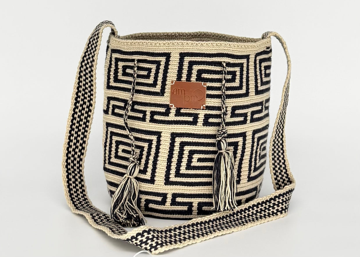 Small Handwoven Wayuu Mochila Bag – Black & Beige Labyrinth