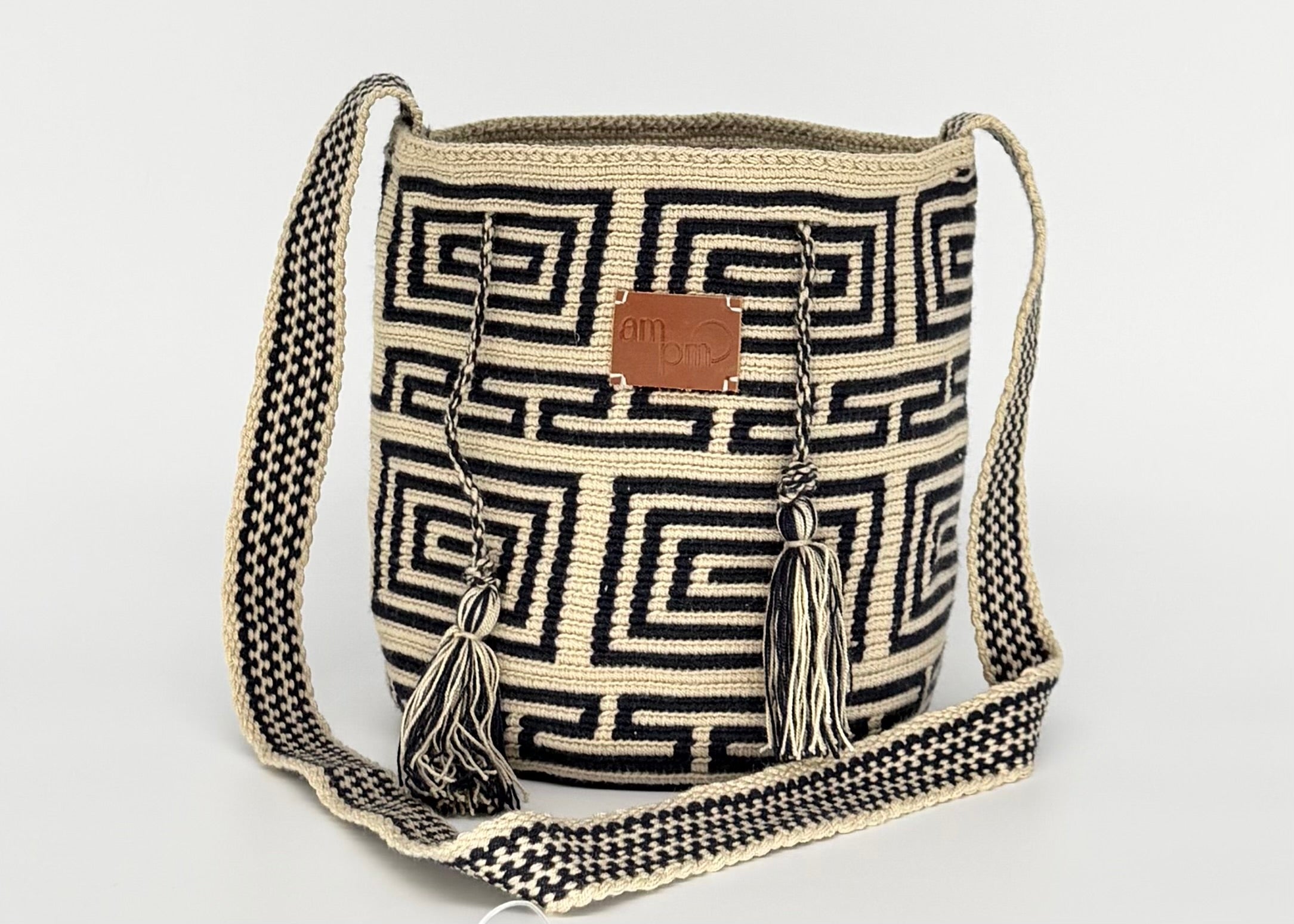 Small Handwoven Wayuu Mochila Bag – Black & Beige Labyrinth