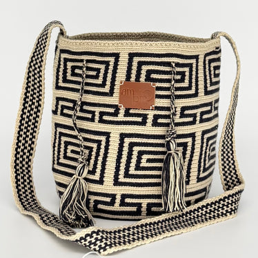 Small Handwoven Wayuu Mochila Bag – Black & Beige Labyrinth