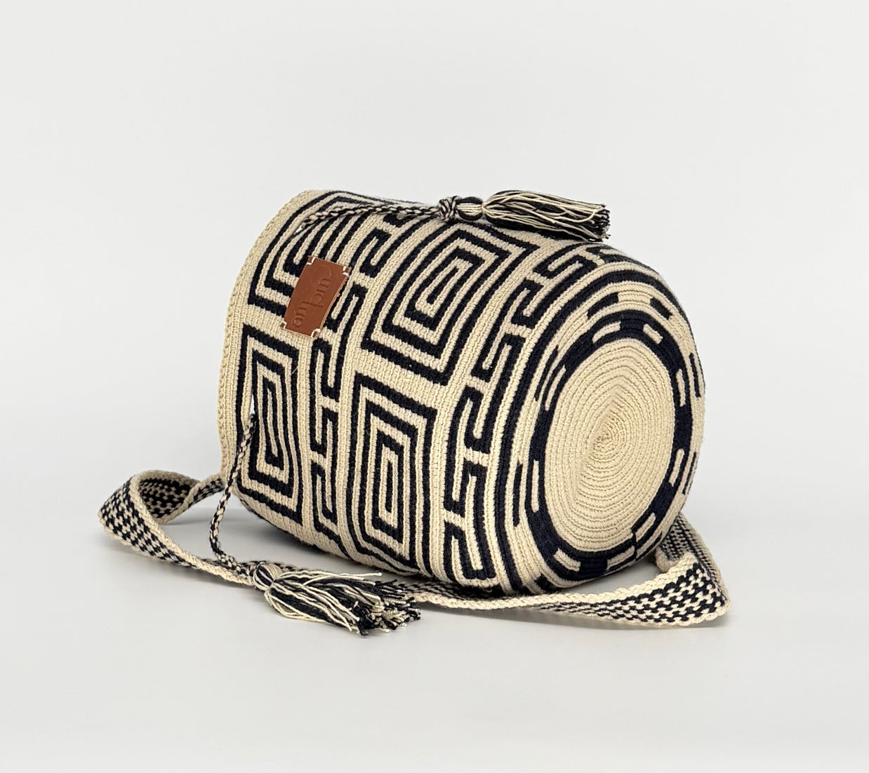 Small Handwoven Wayuu Mochila Bag – Black & Beige Labyrinth
