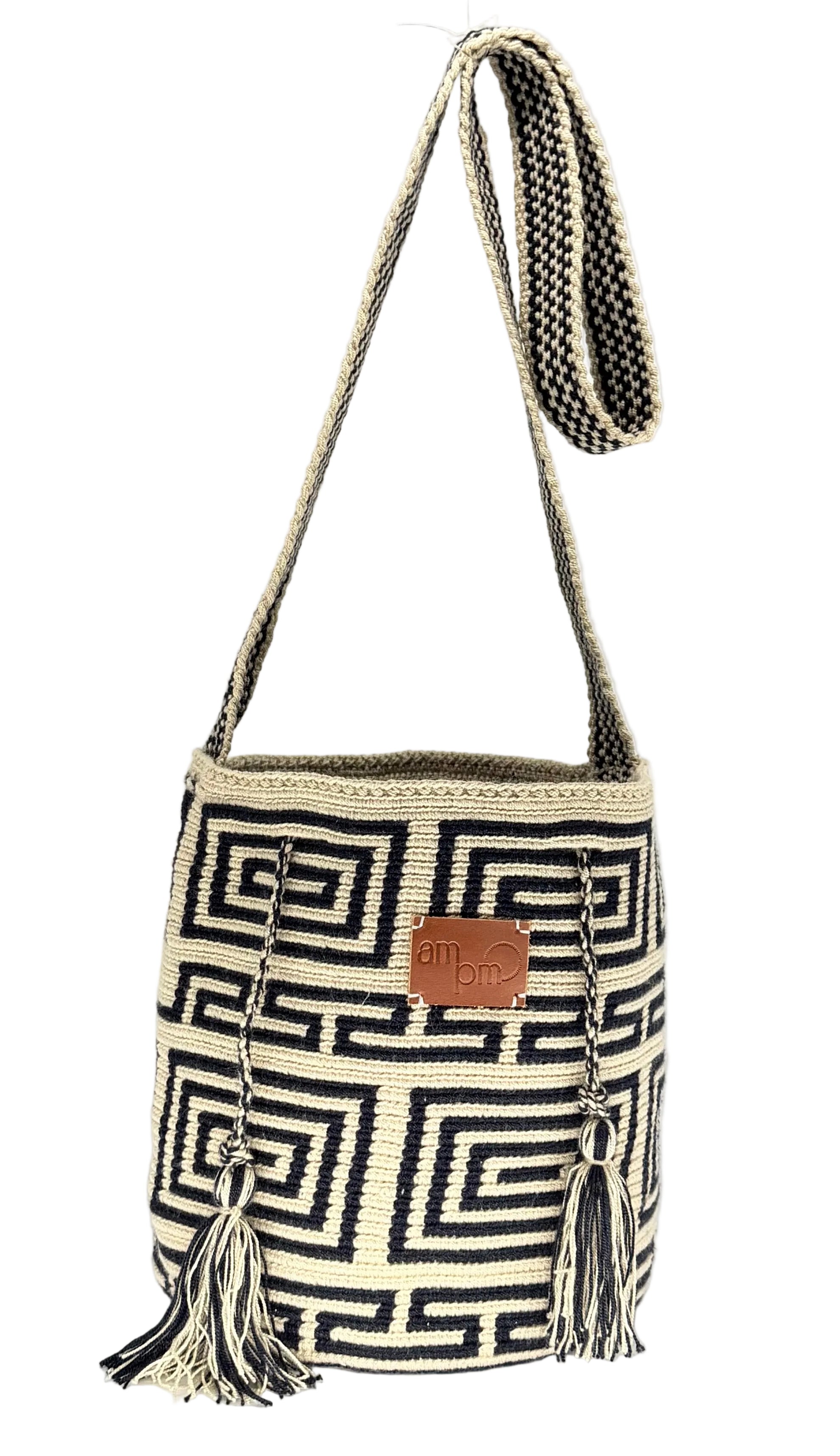 Small Handwoven Wayuu Mochila Bag – Black & Beige Labyrinth