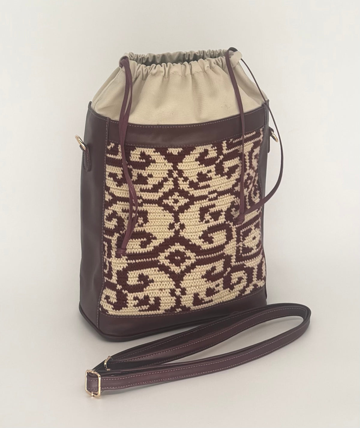 Leather & Handwoven Wayuu Drawstring Bucket Bag – Burgundy Scroll