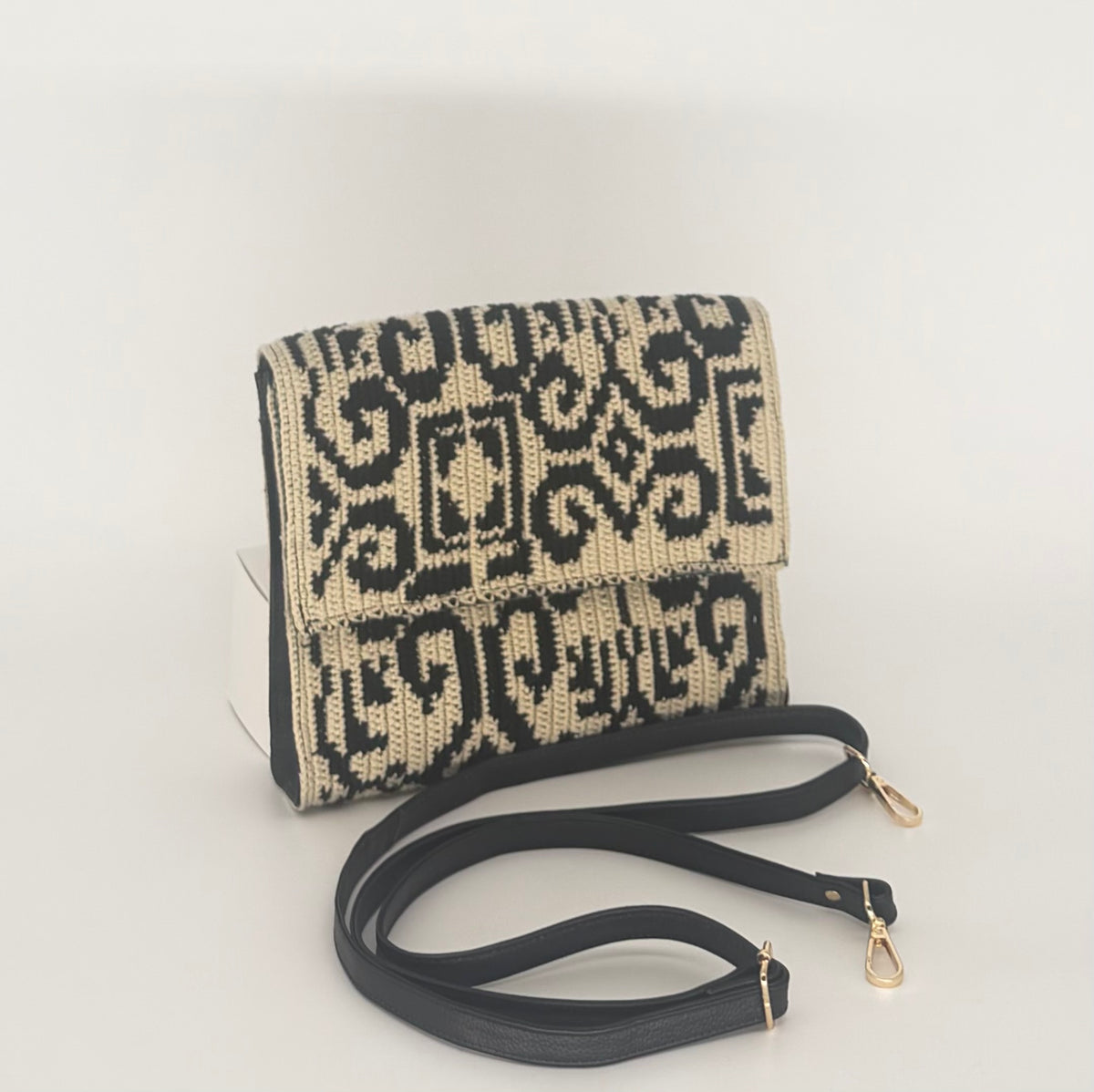 Black Leather & Handwoven Wayuu Scroll Crossbody Bag – Black & Cream