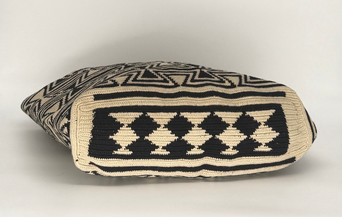 Wayuu Handwoven Tote Bag – Black & Cream Zig-Zag