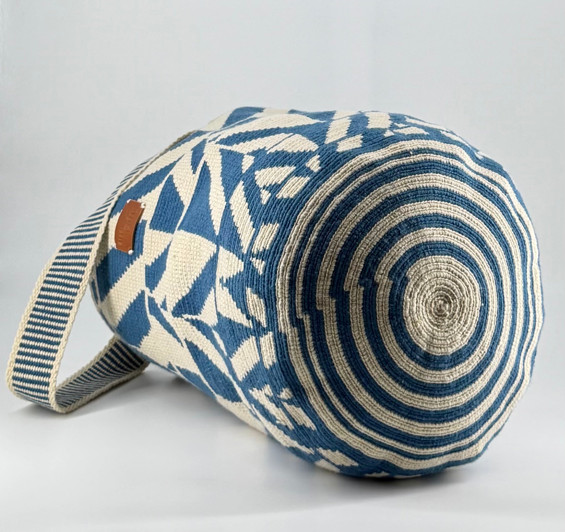 Anasu Wayuu Mochila (Mochilón) – Handwoven Floral Bag from Colombia