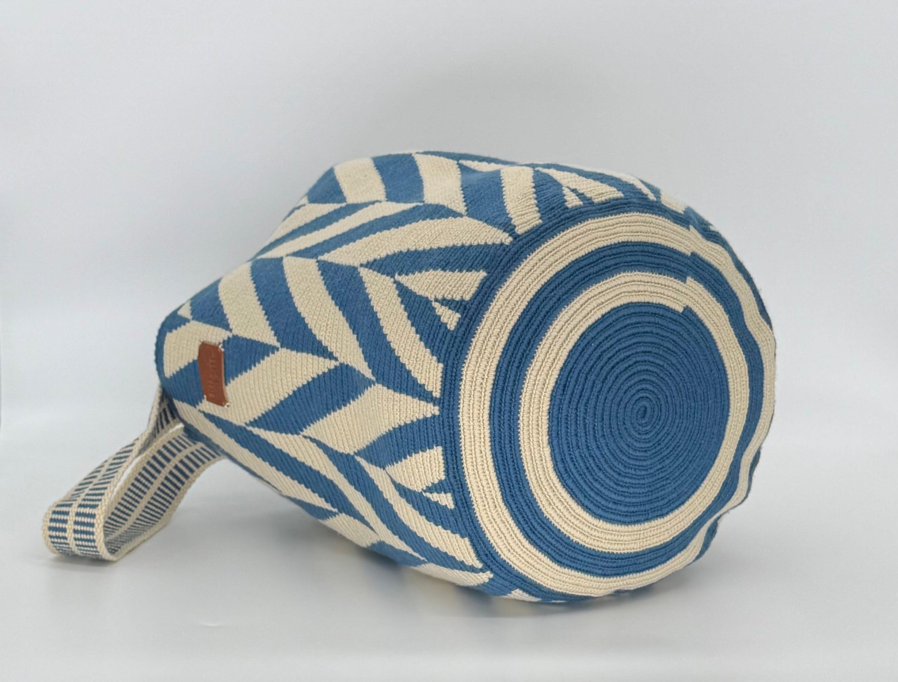 Irunu Wayuu Mochilon Bag – Neutral Geometric Handwoven Crochet Bag