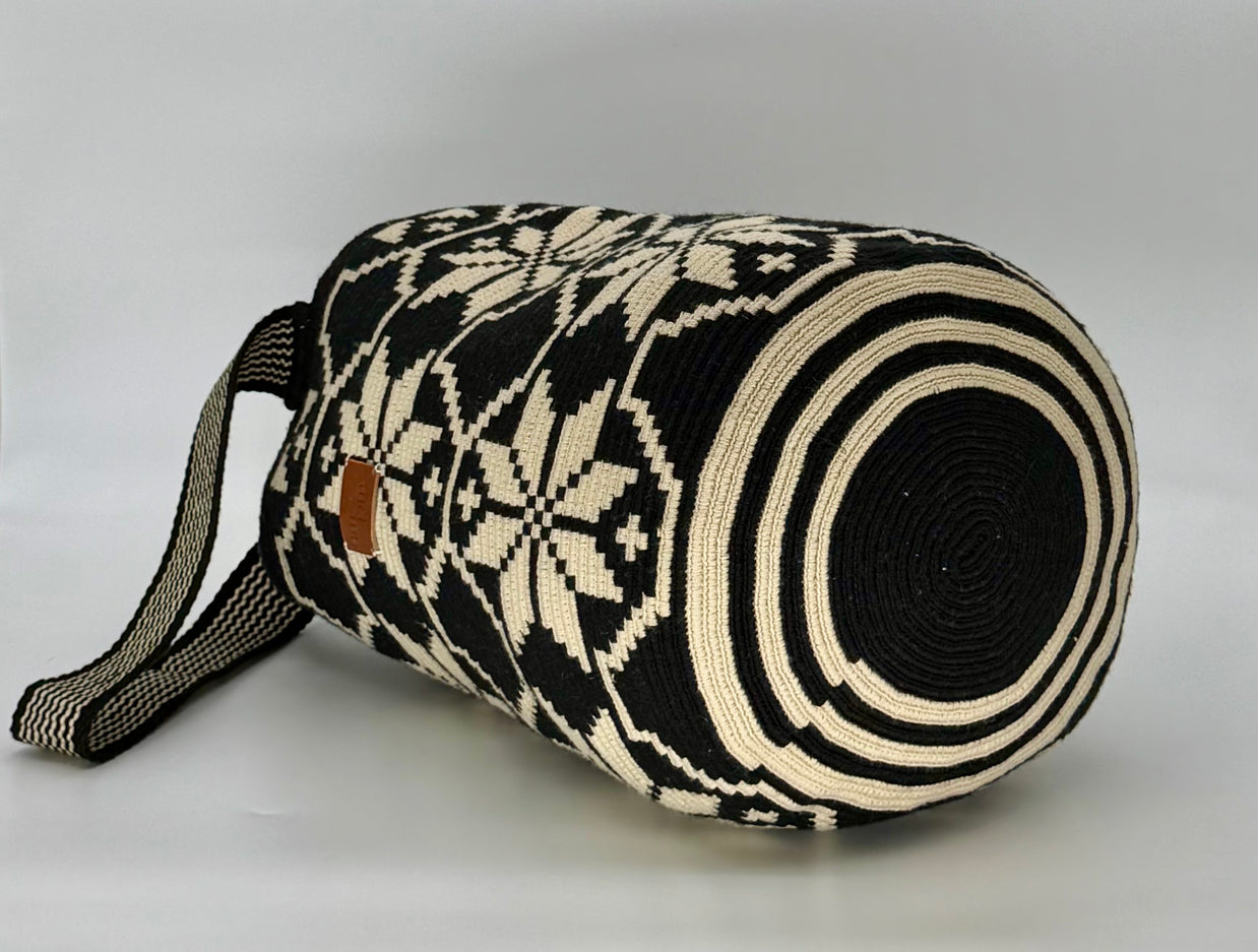 Carmen Wayuu Mochilón Bag – Handmade in Colombia | Handwoven Bucket Bag for Travel & Everyday