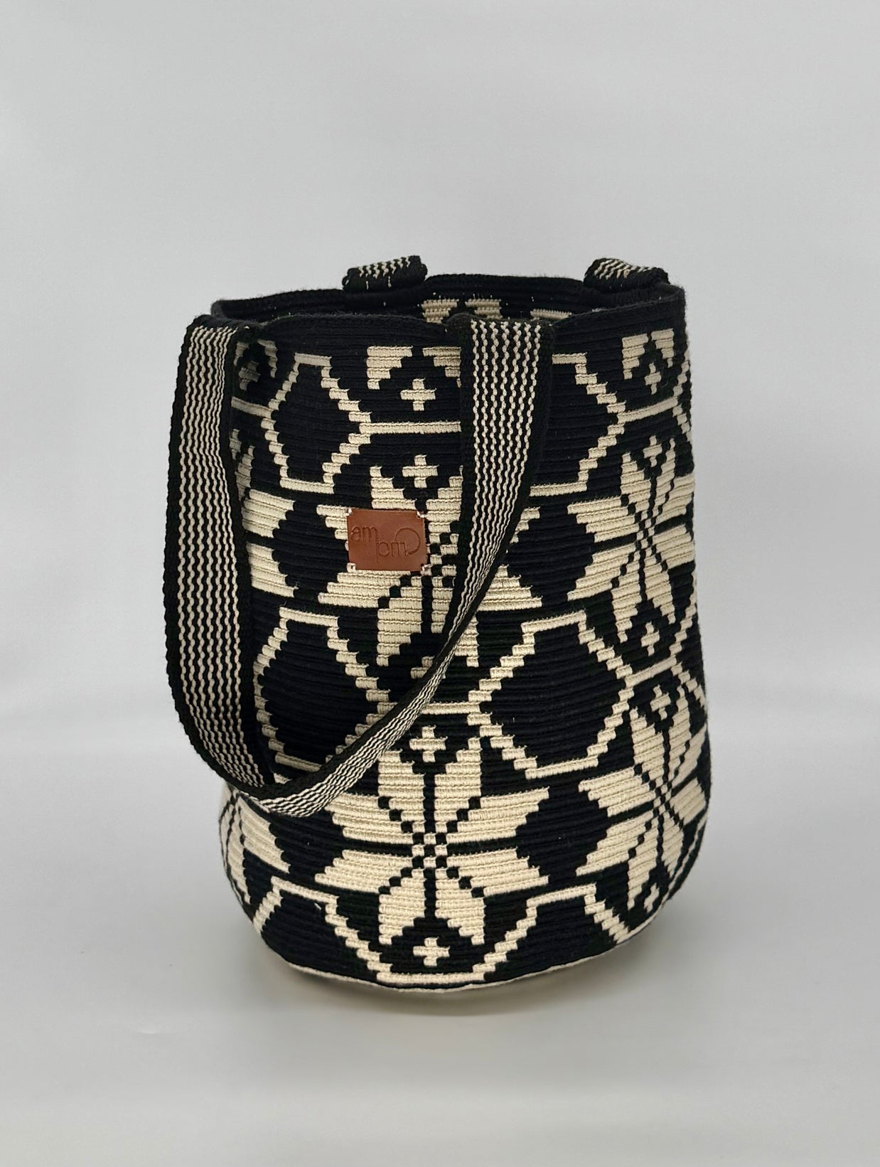 Carmen Wayuu Mochilón Bag – Handmade in Colombia | Handwoven Bucket Bag for Travel & Everyday