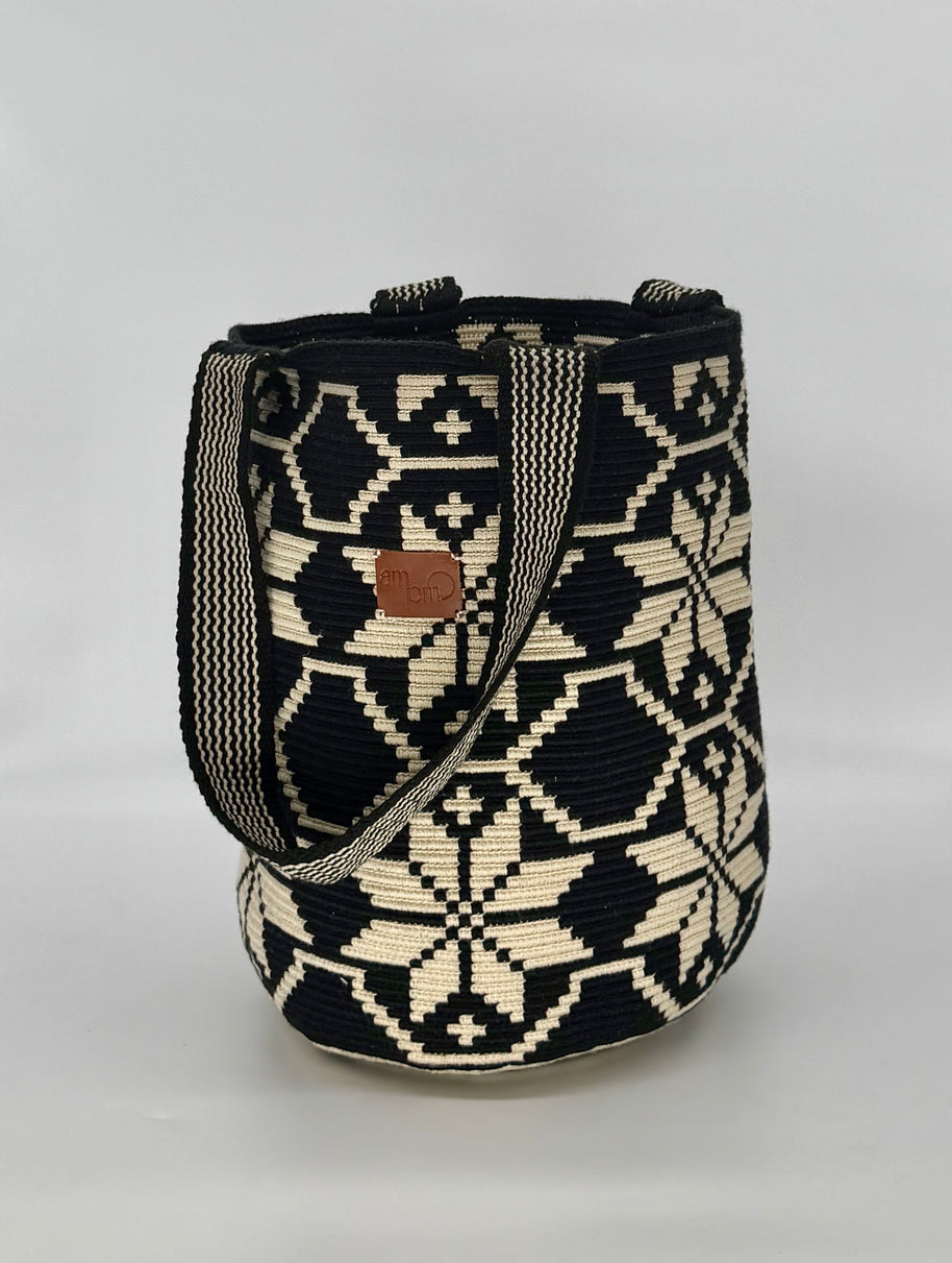 Carmen Wayuu Mochilón Bag – Handmade in Colombia | Handwoven Bucket Bag for Travel & Everyday